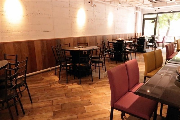 黑哥自助石頭火鍋：中山站 黑哥自助石頭火鍋城影片 吃多少自取 開鍋炒香免收一成 還有花雕雞~