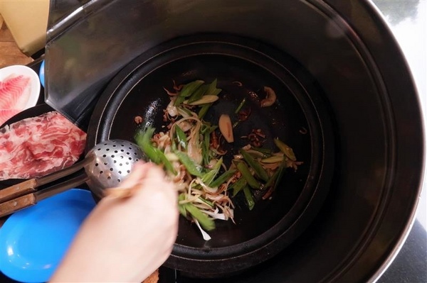 黑哥自助石頭火鍋：中山站 黑哥自助石頭火鍋城影片 吃多少自取 開鍋炒香免收一成 還有花雕雞~