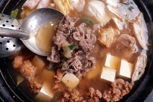 黑哥自助石頭火鍋：中山站 黑哥自助石頭火鍋城影片 吃多少自取 開鍋炒香免收一成 還有花雕雞~