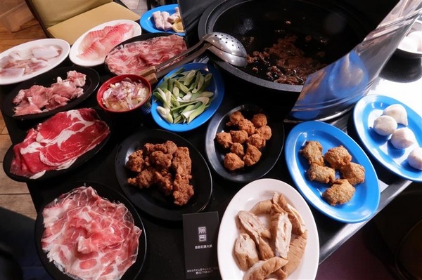 黑哥自助石頭火鍋：中山站 黑哥自助石頭火鍋城影片 吃多少自取 開鍋炒香免收一成 還有花雕雞~