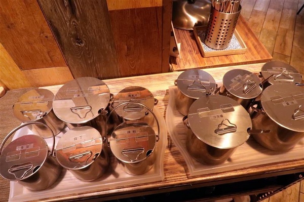 黑哥自助石頭火鍋：中山站 黑哥自助石頭火鍋城影片 吃多少自取 開鍋炒香免收一成 還有花雕雞~