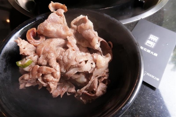 黑哥自助石頭火鍋：中山站 黑哥自助石頭火鍋城影片 吃多少自取 開鍋炒香免收一成 還有花雕雞~