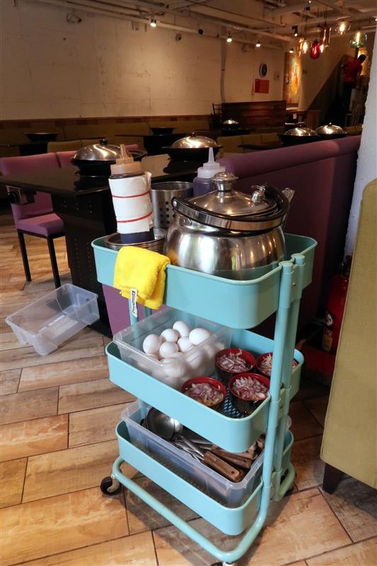 黑哥自助石頭火鍋：中山站 黑哥自助石頭火鍋城影片 吃多少自取 開鍋炒香免收一成 還有花雕雞~