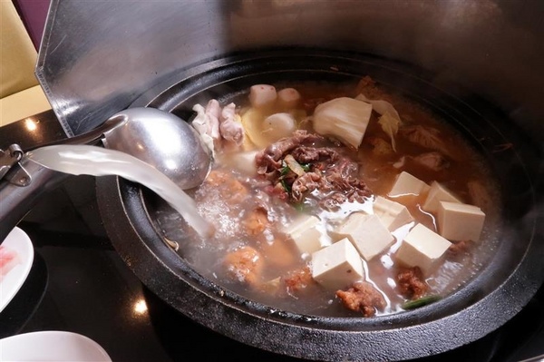 黑哥自助石頭火鍋：中山站 黑哥自助石頭火鍋城影片 吃多少自取 開鍋炒香免收一成 還有花雕雞~