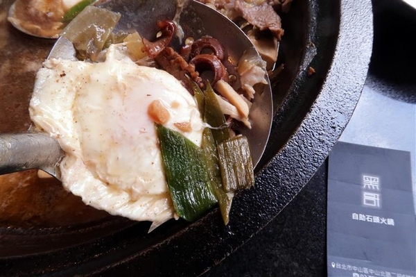 黑哥自助石頭火鍋：中山站 黑哥自助石頭火鍋城影片 吃多少自取 開鍋炒香免收一成 還有花雕雞~