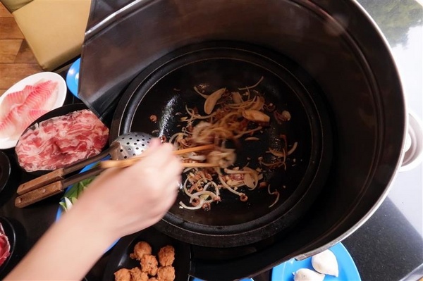 黑哥自助石頭火鍋：中山站 黑哥自助石頭火鍋城影片 吃多少自取 開鍋炒香免收一成 還有花雕雞~