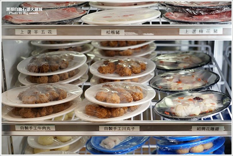 【台北火鍋】黑哥自助石頭火鍋城‧環境好、新鮮美味、價格實在、以盤計價的傳統美味!中山站美食推薦!