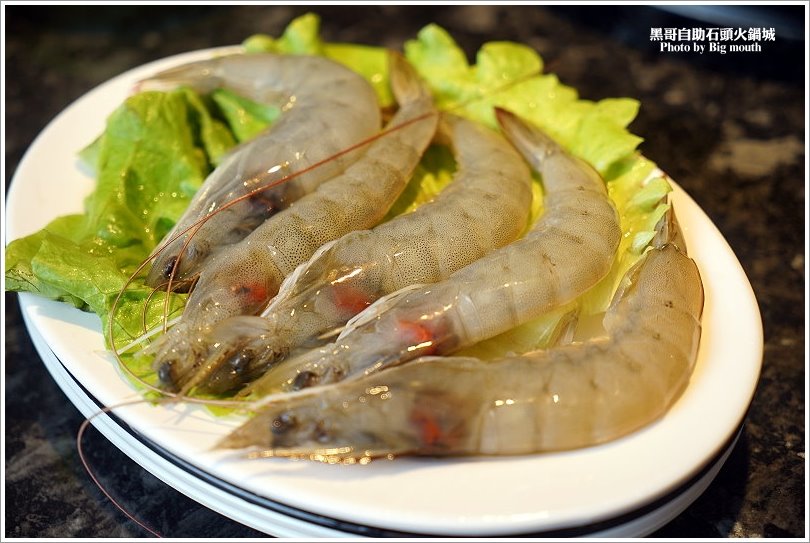 【台北火鍋】黑哥自助石頭火鍋城‧環境好、新鮮美味、價格實在、以盤計價的傳統美味!中山站美食推薦!