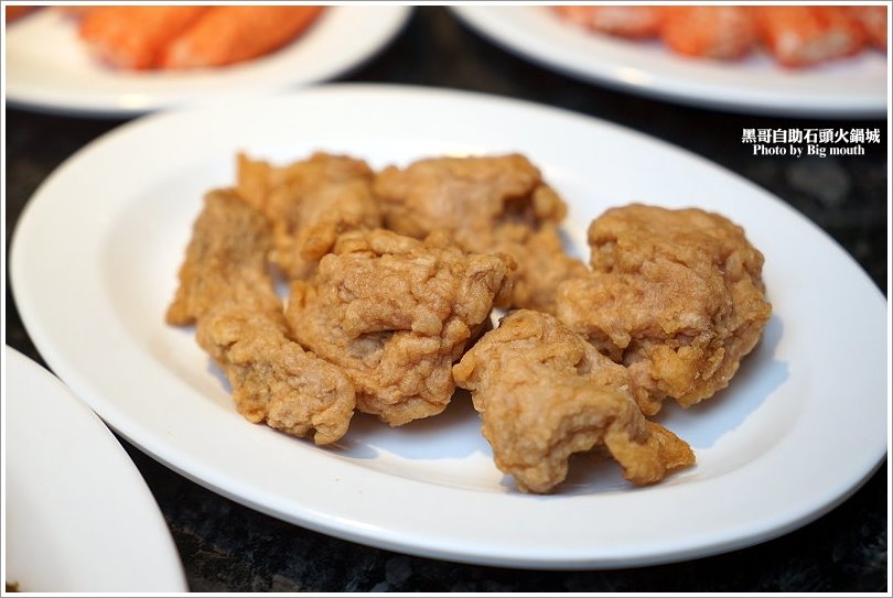 【台北火鍋】黑哥自助石頭火鍋城‧環境好、新鮮美味、價格實在、以盤計價的傳統美味!中山站美食推薦!