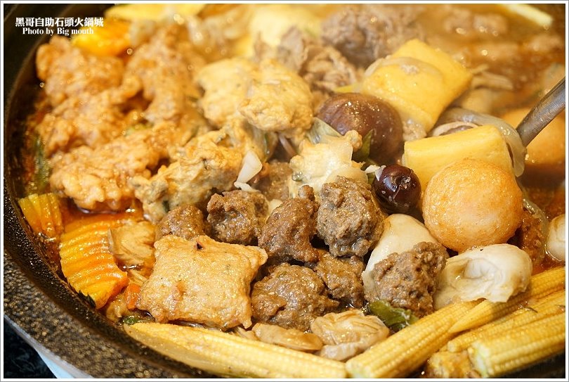 【台北火鍋】黑哥自助石頭火鍋城‧環境好、新鮮美味、價格實在、以盤計價的傳統美味!中山站美食推薦!