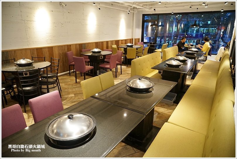 【台北火鍋】黑哥自助石頭火鍋城‧環境好、新鮮美味、價格實在、以盤計價的傳統美味!中山站美食推薦!
