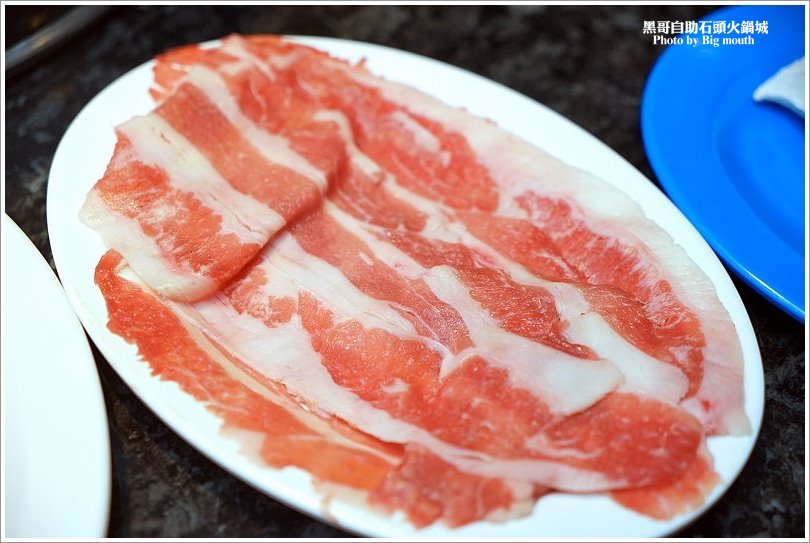 【台北火鍋】黑哥自助石頭火鍋城‧環境好、新鮮美味、價格實在、以盤計價的傳統美味!中山站美食推薦!