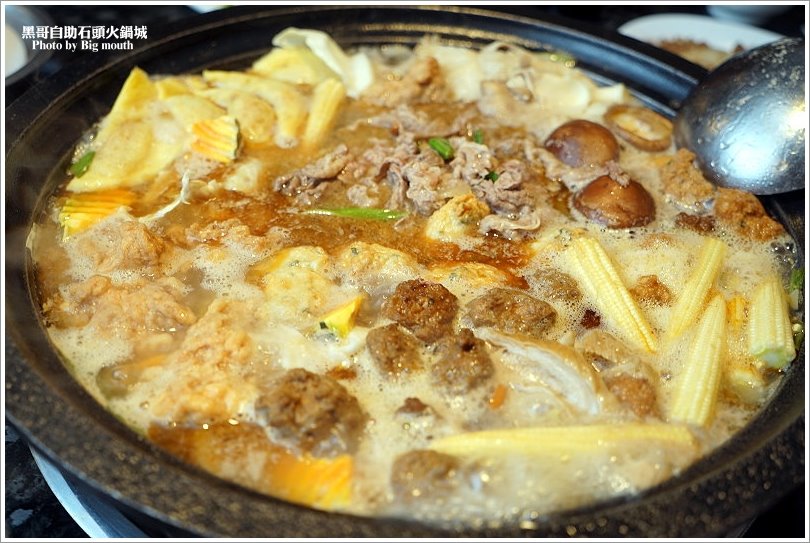【台北火鍋】黑哥自助石頭火鍋城‧環境好、新鮮美味、價格實在、以盤計價的傳統美味!中山站美食推薦!