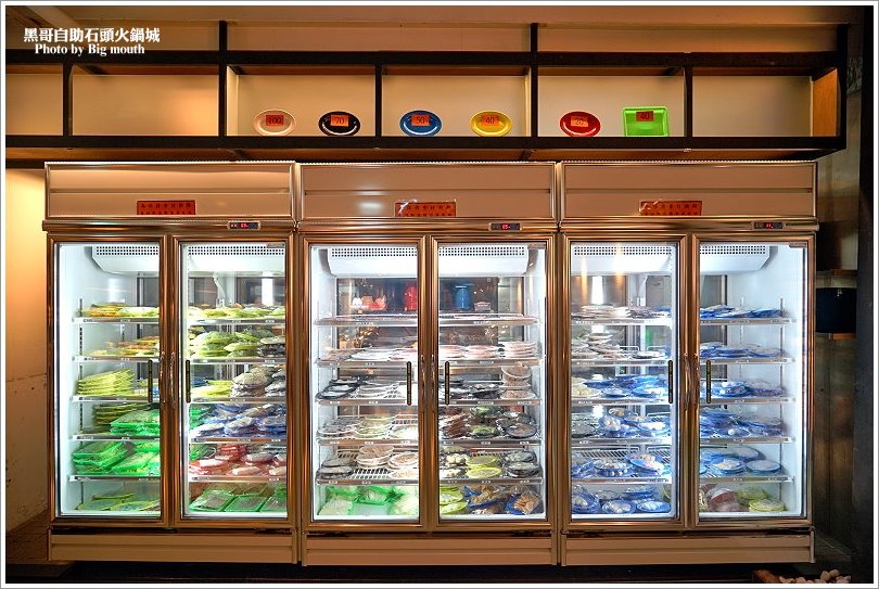 【台北火鍋】黑哥自助石頭火鍋城‧環境好、新鮮美味、價格實在、以盤計價的傳統美味!中山站美食推薦!