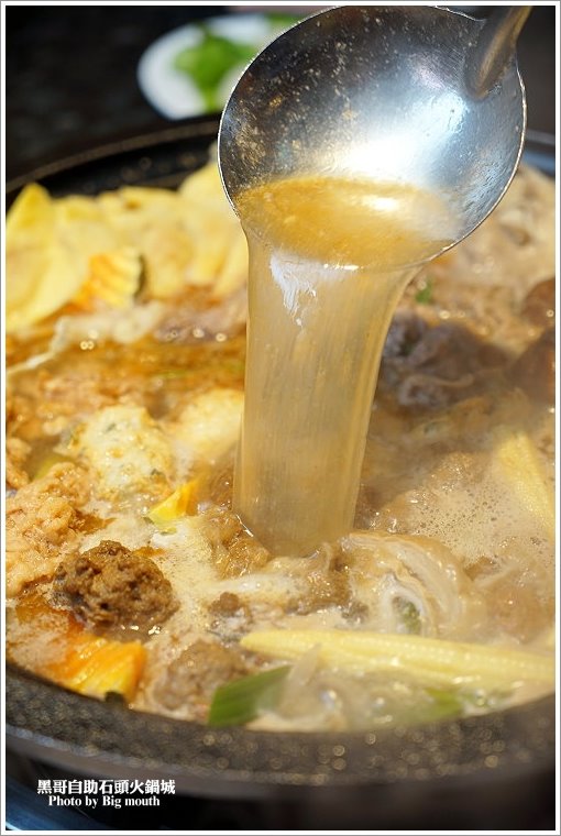 【台北火鍋】黑哥自助石頭火鍋城‧環境好、新鮮美味、價格實在、以盤計價的傳統美味!中山站美食推薦!