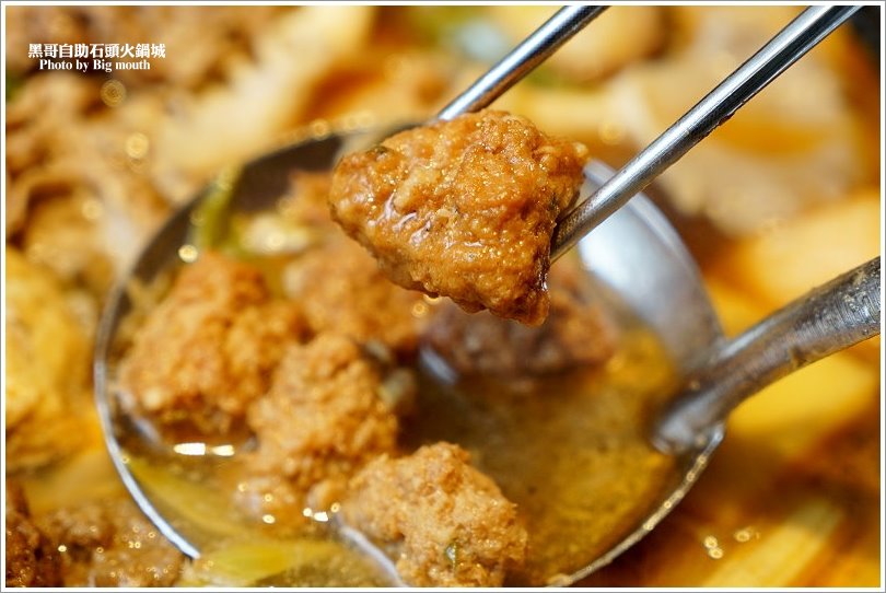 【台北火鍋】黑哥自助石頭火鍋城‧環境好、新鮮美味、價格實在、以盤計價的傳統美味!中山站美食推薦!