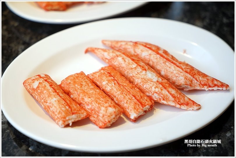 【台北火鍋】黑哥自助石頭火鍋城‧環境好、新鮮美味、價格實在、以盤計價的傳統美味!中山站美食推薦!