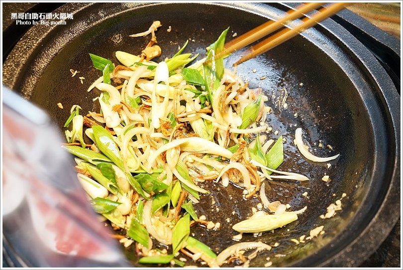 【台北火鍋】黑哥自助石頭火鍋城‧環境好、新鮮美味、價格實在、以盤計價的傳統美味!中山站美食推薦!