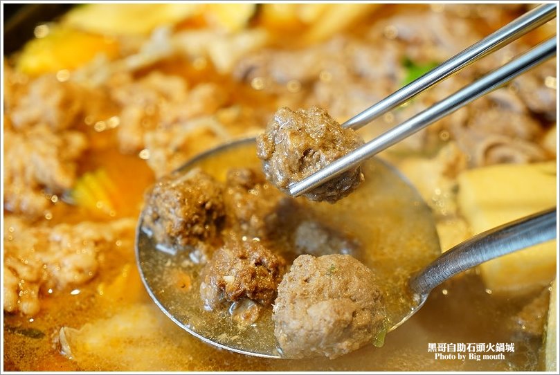 【台北火鍋】黑哥自助石頭火鍋城‧環境好、新鮮美味、價格實在、以盤計價的傳統美味!中山站美食推薦!