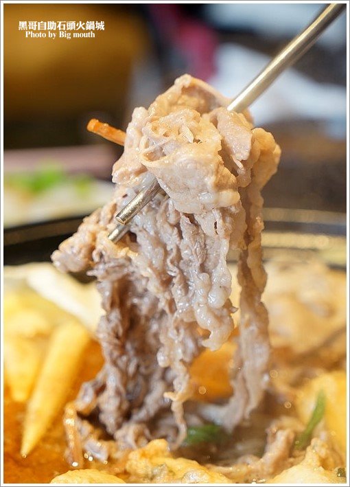 【台北火鍋】黑哥自助石頭火鍋城‧環境好、新鮮美味、價格實在、以盤計價的傳統美味!中山站美食推薦!