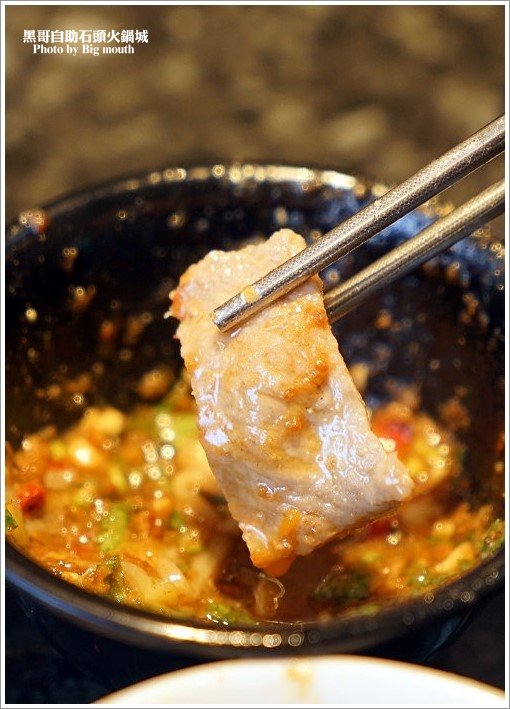 【台北火鍋】黑哥自助石頭火鍋城‧環境好、新鮮美味、價格實在、以盤計價的傳統美味!中山站美食推薦!