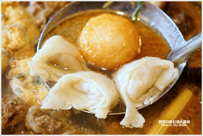 【台北火鍋】黑哥自助石頭火鍋城‧環境好、新鮮美味、價格實在、以盤計價的傳統美味!中山站美食推薦!