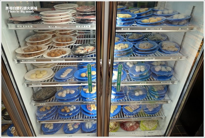 【台北火鍋】黑哥自助石頭火鍋城‧環境好、新鮮美味、價格實在、以盤計價的傳統美味!中山站美食推薦!