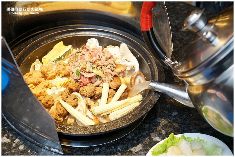 【台北火鍋】黑哥自助石頭火鍋城‧環境好、新鮮美味、價格實在、以盤計價的傳統美味!中山站美食推薦!