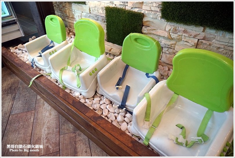 【台北火鍋】黑哥自助石頭火鍋城‧環境好、新鮮美味、價格實在、以盤計價的傳統美味!中山站美食推薦!