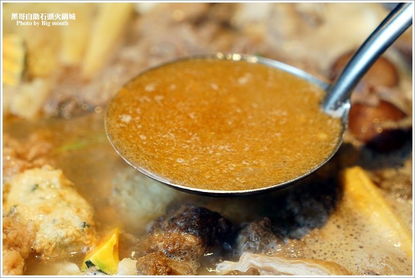 【台北火鍋】黑哥自助石頭火鍋城‧環境好、新鮮美味、價格實在、以盤計價的傳統美味!中山站美食推薦!