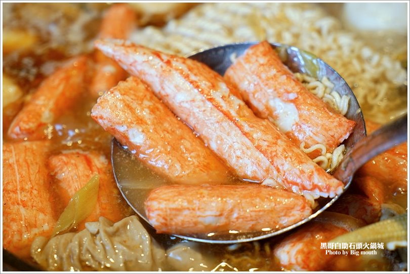 【台北火鍋】黑哥自助石頭火鍋城‧環境好、新鮮美味、價格實在、以盤計價的傳統美味!中山站美食推薦!