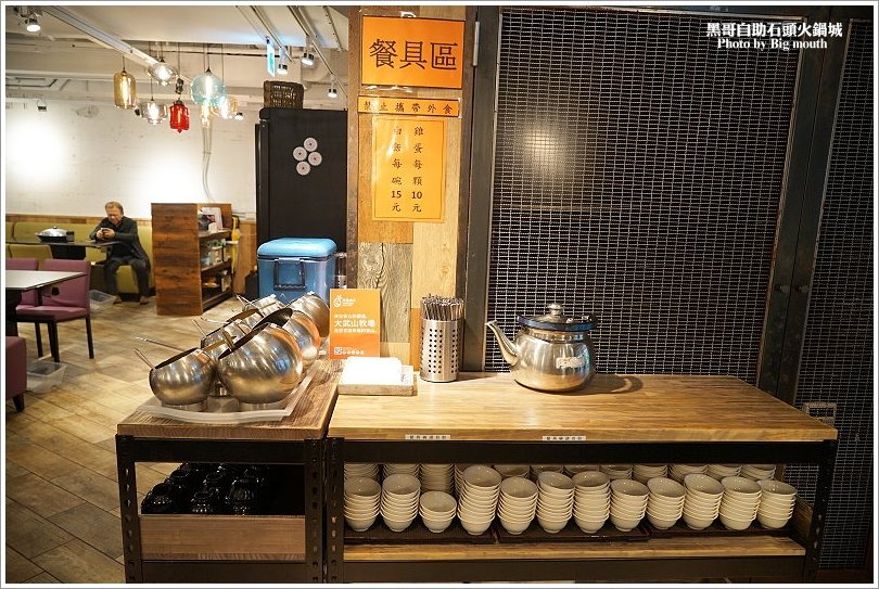 【台北火鍋】黑哥自助石頭火鍋城‧環境好、新鮮美味、價格實在、以盤計價的傳統美味!中山站美食推薦!