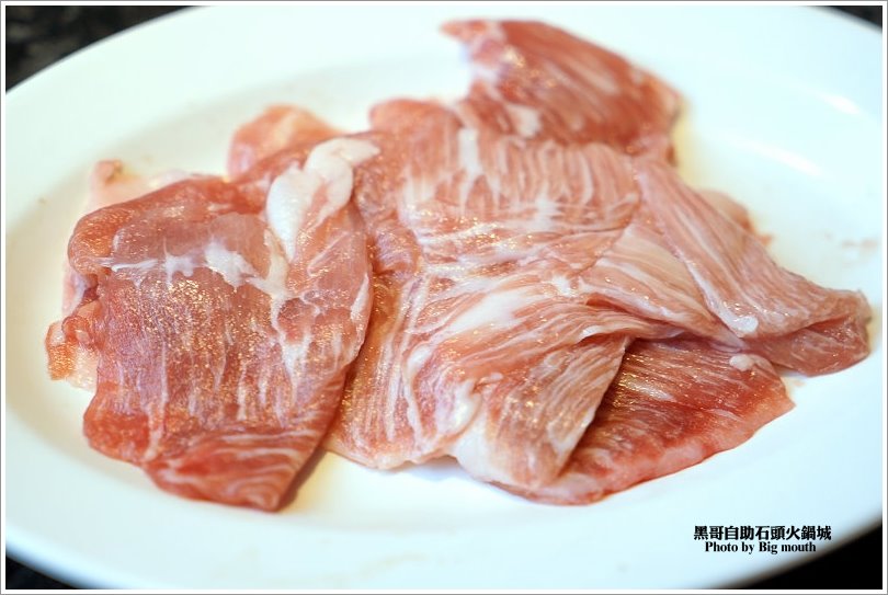 【台北火鍋】黑哥自助石頭火鍋城‧環境好、新鮮美味、價格實在、以盤計價的傳統美味!中山站美食推薦!