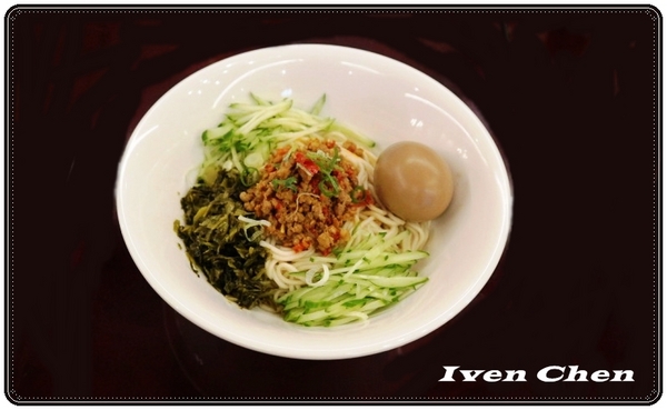 弼園春 私房麵 老菜館:《桃園川菜聚餐》推薦古色古香的『弼園春』私房麵老菜館\剁椒肉醬麵\麻辣臭仙麵\清燉牛肉麵\富貴一品雞湯