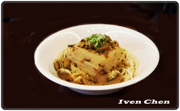 弼園春 私房麵 老菜館:《桃園川菜聚餐》推薦古色古香的『弼園春』私房麵老菜館\剁椒肉醬麵\麻辣臭仙麵\清燉牛肉麵\富貴一品雞湯