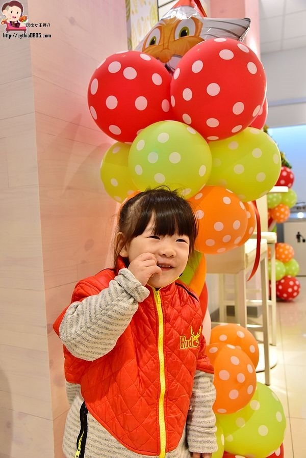 桃園中壢美食-7-11長業新天地-全台唯一的小七才有賣,夢幻系氮氣冷萃咖啡在小七就買的到,還有櫻花粉牆壁喲 @民宿女王芽月-美食.旅遊.全台趴趴走