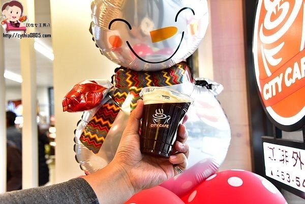 桃園中壢美食-7-11長業新天地-全台唯一的小七才有賣,夢幻系氮氣冷萃咖啡在小七就買的到,還有櫻花粉牆壁喲 @民宿女王芽月-美食.旅遊.全台趴趴走