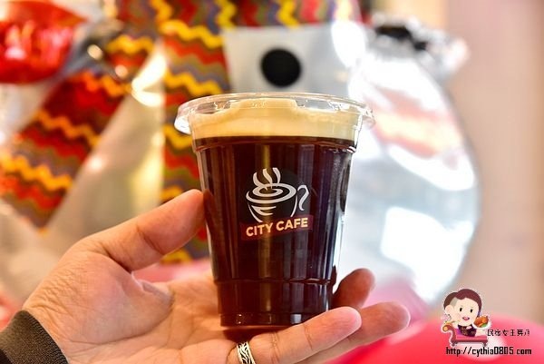 桃園中壢美食-7-11長業新天地-全台唯一的小七才有賣,夢幻系氮氣冷萃咖啡在小七就買的到,還有櫻花粉牆壁喲 @民宿女王芽月-美食.旅遊.全台趴趴走