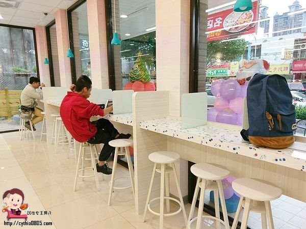 桃園中壢美食-7-11長業新天地-全台唯一的小七才有賣,夢幻系氮氣冷萃咖啡在小七就買的到,還有櫻花粉牆壁喲 @民宿女王芽月-美食.旅遊.全台趴趴走