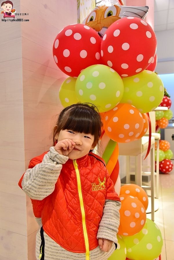 桃園中壢美食-7-11長業新天地-全台唯一的小七才有賣,夢幻系氮氣冷萃咖啡在小七就買的到,還有櫻花粉牆壁喲 @民宿女王芽月-美食.旅遊.全台趴趴走