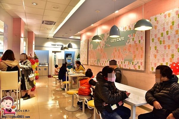 桃園中壢美食-7-11長業新天地-全台唯一的小七才有賣,夢幻系氮氣冷萃咖啡在小七就買的到,還有櫻花粉牆壁喲 @民宿女王芽月-美食.旅遊.全台趴趴走