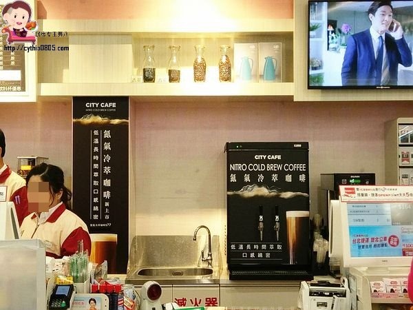 桃園中壢美食-7-11長業新天地-全台唯一的小七才有賣,夢幻系氮氣冷萃咖啡在小七就買的到,還有櫻花粉牆壁喲 @民宿女王芽月-美食.旅遊.全台趴趴走