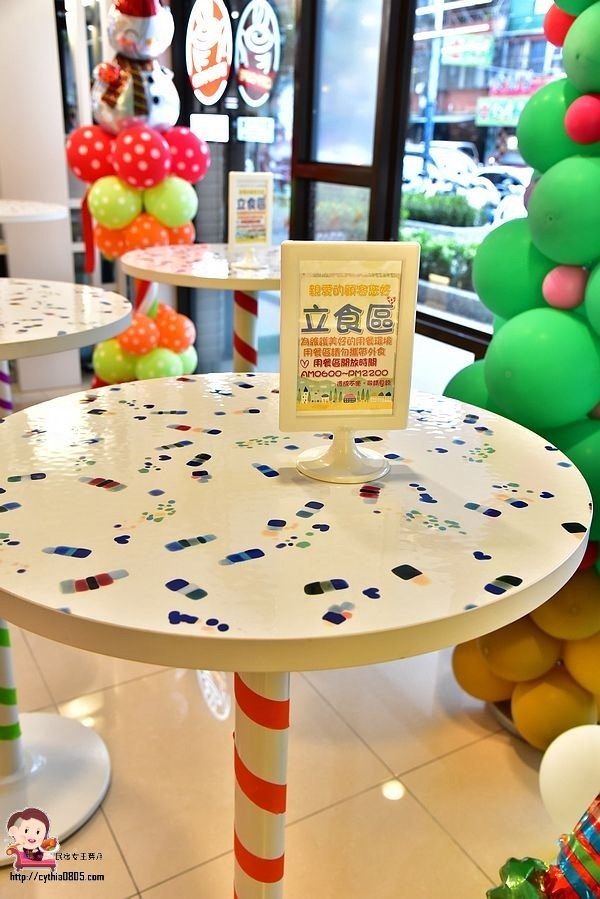 桃園中壢美食-7-11長業新天地-全台唯一的小七才有賣,夢幻系氮氣冷萃咖啡在小七就買的到,還有櫻花粉牆壁喲 @民宿女王芽月-美食.旅遊.全台趴趴走