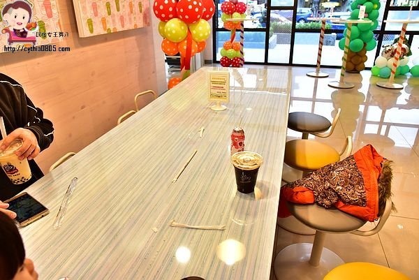 桃園中壢美食-7-11長業新天地-全台唯一的小七才有賣,夢幻系氮氣冷萃咖啡在小七就買的到,還有櫻花粉牆壁喲 @民宿女王芽月-美食.旅遊.全台趴趴走