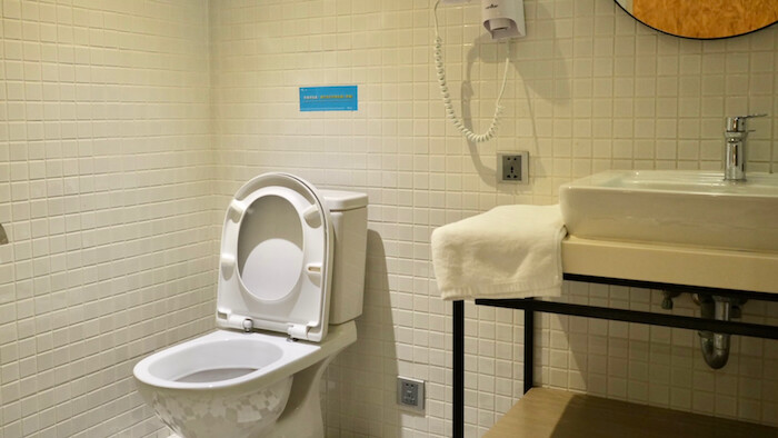 [台南] 仲青行旅｜台南平價住宿推薦！每人500元即可入住！超美交誼廳必拍！