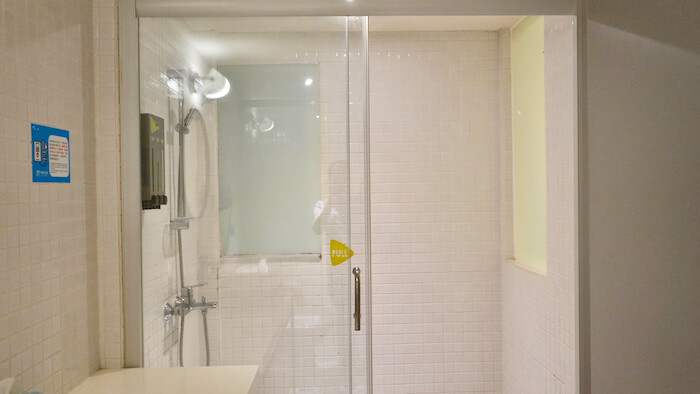 [台南] 仲青行旅｜台南平價住宿推薦！每人500元即可入住！超美交誼廳必拍！