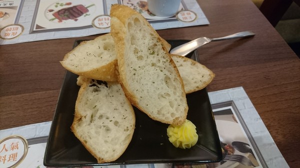 夜坡義大利餐廳(裕誠店)：高雄~夜坡義大利餐廳(裕誠店)~餐點新鮮美味不馬虎~聚餐約會的好地方~