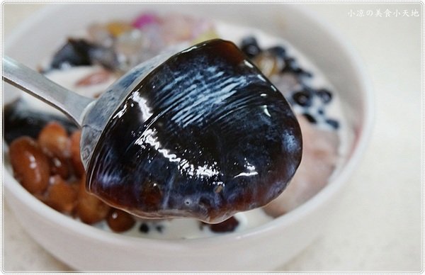 伊豆古早味挫冰：台中南區』忠孝夜市伊豆古早味挫冰║冬季限定的溫暖幸福滋味，暖呼呼的甜湯，吃過的人都說料多實在 ！