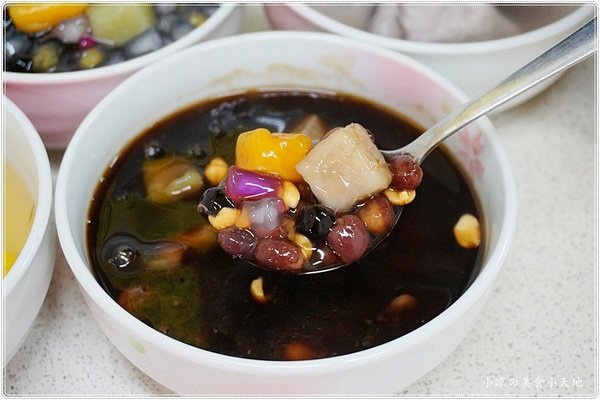 伊豆古早味挫冰：台中南區』忠孝夜市伊豆古早味挫冰║冬季限定的溫暖幸福滋味，暖呼呼的甜湯，吃過的人都說料多實在 ！