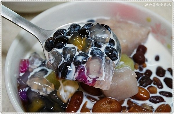 伊豆古早味挫冰：台中南區』忠孝夜市伊豆古早味挫冰║冬季限定的溫暖幸福滋味，暖呼呼的甜湯，吃過的人都說料多實在 ！